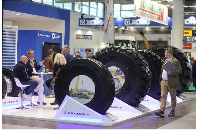展出的這些輪胎不僅擁有卓越的性能和質(zhì)量，而且適用于各種惡劣地形和環(huán)境，為工程車(chē)輛的使用帶來(lái)了更加可靠的保障。三角輪胎憑借著先進(jìn)的技術(shù)和不斷創(chuàng)新的精神，為用戶(hù)提供更好的產(chǎn)品和服務(wù)，成為中國(guó)輪胎行業(yè)的代表企業(yè)之一。