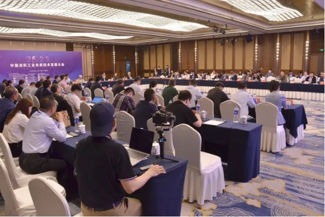 隨后，來(lái)自復(fù)旦大學(xué)、江南大學(xué)、中山大學(xué)、長(zhǎng)春工業(yè)大學(xué)等多所高校以及中海油常州涂料化工研究院等科研機(jī)構(gòu)的代表們紛紛介紹了他們?cè)谕苛闲袠I(yè)中的最新研究成果、創(chuàng)新人才培養(yǎng)、科技成果轉(zhuǎn)化以及未來(lái)發(fā)展規(guī)劃等內(nèi)容。