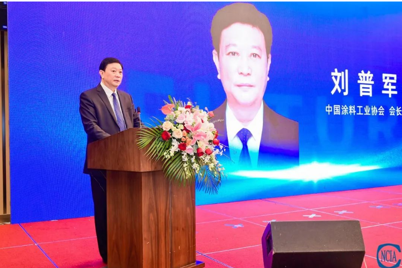 整個大會充滿了積極的氛圍，與會者對涂料行業(yè)的未來發(fā)展充滿信心。與會嘉賓紛紛表示，將繼續(xù)加大投入和科研力度，推動涂料行業(yè)向綠色、低碳、高質(zhì)量發(fā)展，為行業(yè)的創(chuàng)新與進步做出貢獻。