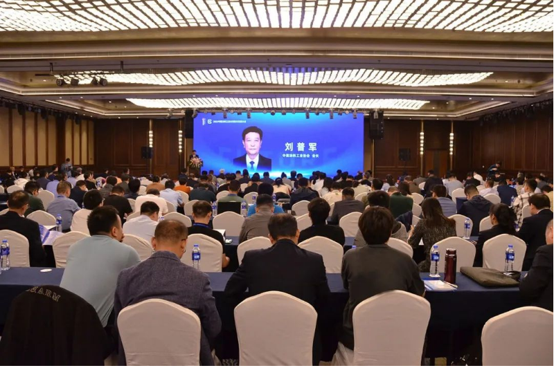 劉普軍會長強調(diào)了提升基礎研究和應用研究水平的重要性，鼓勵加快科技自立自強的步伐。他提出要完善科技創(chuàng)新體系，加強在涂料應用基礎理論、新型原材料、先進裝備與自動化技術、涂層評估技術等領域的研究，通過創(chuàng)新推動涂料工業(yè)的高端化、智能化和綠色化。他還指出，目前環(huán)境友好型涂料，如水性涂料、粉末涂料、輻射固化涂料和高固體份涂料在涂料市場的占比不斷增加。此外，涂料用生物基原料的開發(fā)和應用技術也日益成熟，涂料行業(yè)正加速形成綠色低碳的創(chuàng)新發(fā)展生態(tài)。
