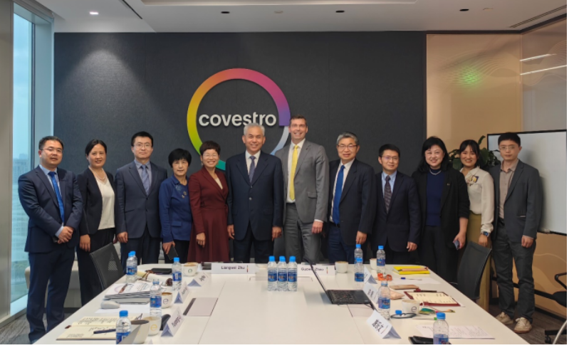 雙方圍繞中國市場前景、產業(yè)鏈供應鏈的穩(wěn)定性以及綠色低碳循環(huán)發(fā)展等議題進行了深入交流。龐廣廉副秘書長、魏靜副秘書長以及石化聯(lián)合會綜合辦公室、國綜合合作部、質量安全環(huán)保部、信息與市場部和產業(yè)發(fā)展部的主要負責人也參加了會見。