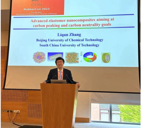 頒獎(jiǎng)儀式結(jié)束后，張立群院士受邀作了一場(chǎng)報(bào)告，報(bào)告內(nèi)容涵蓋了生物基衣康酸酯橡膠、生物基聚酯橡膠和高性能綠色聚氨酯彈性體材料的設(shè)計(jì)、制備和工程應(yīng)用研究。張立群院士的報(bào)告引起了與會(huì)專家學(xué)者的廣泛關(guān)注和熱烈討論。