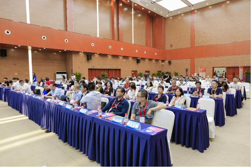 論壇由輪胎行業(yè)資深前輩蔡桐才老師和勺子學(xué)院院長俞士耀共同主持。開場時，廣饒副縣長董洪芳代表東道主熱烈歡迎現(xiàn)場嘉賓，并介紹了廣饒經(jīng)濟(jì)發(fā)展以及汽配輪胎產(chǎn)業(yè)的基本情況，并預(yù)祝論壇圓滿成功。