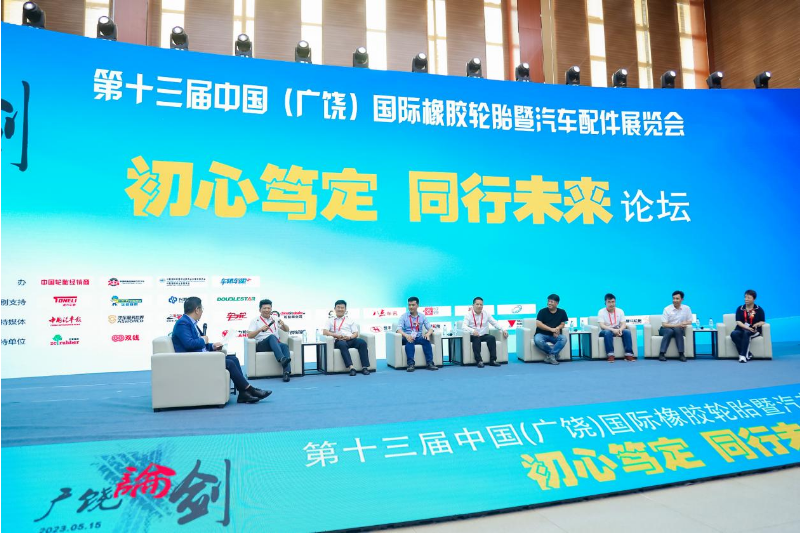 此外，論壇還邀請到了各行業(yè)專家和企業(yè)代表進(jìn)行主題演講和圓桌論壇討論，分享經(jīng)驗(yàn)和探討行業(yè)發(fā)展的機(jī)遇和挑戰(zhàn)。演講嘉賓們就如何建立智慧供應(yīng)鏈、借鑒國外經(jīng)驗(yàn)、進(jìn)行數(shù)字化升級以及轉(zhuǎn)型發(fā)展等方面提出了寶貴的建議和見解。