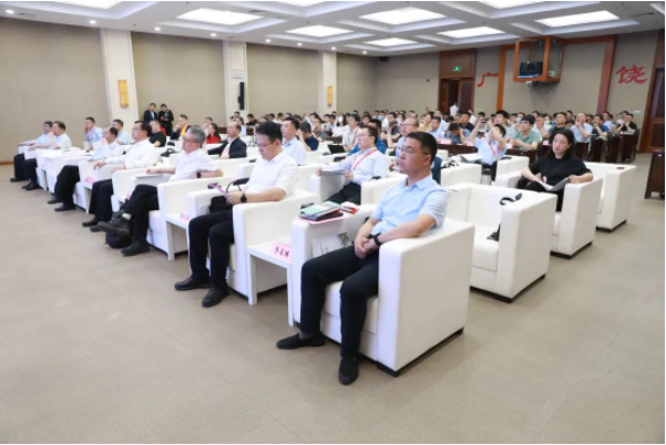 本次洽談會的成功舉辦進(jìn)一步凝聚了橡膠輪胎和新材料產(chǎn)業(yè)的人才和智力資源，促進(jìn)了學(xué)術(shù)界與產(chǎn)業(yè)界的深度合作。通過專家學(xué)者與企業(yè)負(fù)責(zé)人的面對面交流和合作對接，有助于加快科技成果的轉(zhuǎn)化和應(yīng)用，推動行業(yè)的創(chuàng)新發(fā)展。