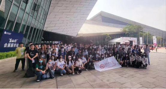 本屆大灣區(qū)橡膠展以“促進雙循環(huán)，邁向新格局”為主題，更為活躍地與相關領域協(xié)會、組織、科研機構(gòu)合作，在中國石油和化學工業(yè)聯(lián)合會的指導下，大灣區(qū)橡膠展深入當?shù)匦袠I(yè)集群，得到了行業(yè)高校的高度重視。華南理工大學、青島科技大學、仲愷農(nóng)業(yè)工程學院、五邑大學、暨南大學、廣東工業(yè)大學、廣東石油化工學院、中山大學等高校聯(lián)袂亮相，展示近年來科研項目研發(fā)成果，并與到會企業(yè)和觀眾進行深入的技術交流，個別高校還舉辦了現(xiàn)場畢業(yè)生招聘等活動。