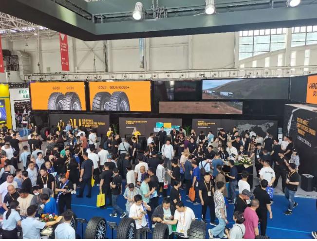 中國(廣饒)國際橡膠輪胎暨汽車配件展覽會經(jīng)過十多年的發(fā)展，已迅速成長為全球知名的輪胎專業(yè)展會和橡膠輪胎行業(yè)的技術(shù)交流與貿(mào)易合作平臺。本屆展會吸引了來自德國、美國、泰國等26個國家和地區(qū)的80家境外企業(yè)參展。同時，來自俄羅斯、尼日利亞、斯里蘭卡、阿聯(lián)酋、加拿大等50多個國家的800多名境外專業(yè)采購商參觀并進行了業(yè)務(wù)洽談。展會期間達成了830多個貿(mào)易意向、協(xié)議和合同，貿(mào)易額超過了219億元，較上一屆展會增長了9.7%。