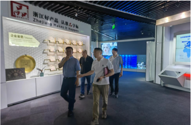 期間，李會長一行走訪了多家企業(yè)，包括中策橡膠集團(tuán)股份有限公司、浙江天鐵實(shí)業(yè)股份有限公司、臺州鴻裕橡膠制造有限公司、臺州華振軌道科技有限公司、三門陸王橡膠有限公司、三門容宇橡塑科技有限公司、臺州中宏廢橡膠綜合利用有限公司、臺州至遠(yuǎn)鞋材有限公司和浙江榮陽實(shí)業(yè)有限公司等，對輪胎制造、橡膠制品和橡塑鞋材等行業(yè)進(jìn)行深入了解。
