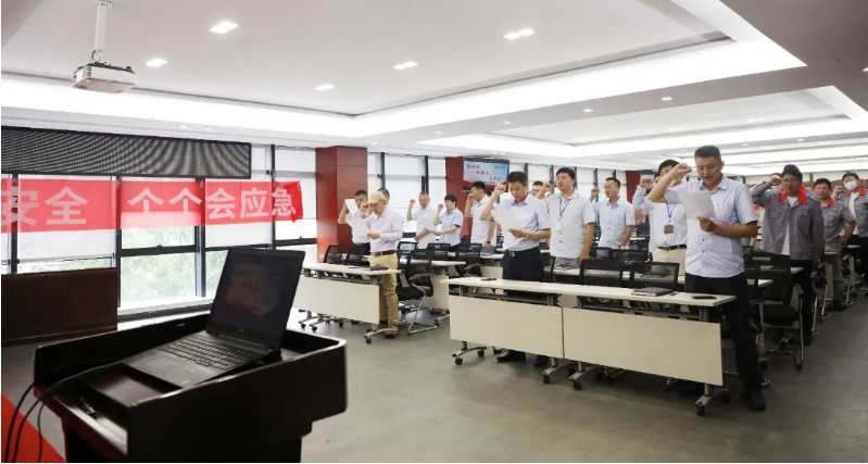 隨后，員工代表葛文武和陳浩發(fā)表講話，重點(diǎn)強(qiáng)調(diào)了安全意識(shí)的重要性。此外，安全辦的代表介紹了公司的安全生產(chǎn)形勢(shì)，并解釋了“安全生產(chǎn)月”活動(dòng)的具體方案，組織了學(xué)習(xí)新《安全生產(chǎn)法》的培訓(xùn)視頻。最后，人資行政中心副總監(jiān)趙元樸做了總結(jié)發(fā)言，并舉行了集體宣誓簽字儀式。