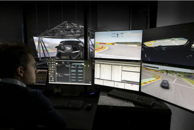 數(shù)學(xué)軟件在30年前就被引入賽車運(yùn)動，用于處理比賽中收集的數(shù)據(jù)和預(yù)測性能。米其林參與世界一級方程式錦標(biāo)賽時(shí)，數(shù)學(xué)軟件得到進(jìn)一步發(fā)展，他們成功地將動態(tài)屬性納入輪胎模擬過程中。如今，米其林憑借其獨(dú)特的數(shù)據(jù)處理知識，在輪胎建模和模擬領(lǐng)域保持著領(lǐng)先地位。