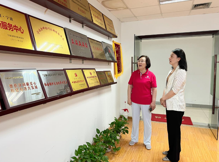 施英副主席一行領導聽取了寧波涂協(xié)的工作介紹后，對協(xié)會的創(chuàng)新、全面、完整的工作表示贊賞，充分肯定了吳曉明秘書長為企業(yè)服務的精神和堅持不懈的努力。