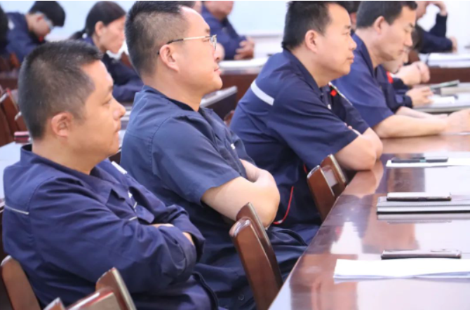 據(jù)了解，張建民通過解讀近年來發(fā)生的多起生產(chǎn)事故案例，深入分析了事故發(fā)生的原因和暴露出的問題。他告誡學(xué)員們將這些過去的事故當(dāng)作今天的警示，將別人的事故當(dāng)作自己的寶貴經(jīng)驗(yàn)，不斷提高事故防范能力。他強(qiáng)調(diào)，通過每個(gè)人的教育和從事故中吸取的教訓(xùn)，可以不斷提升公司的安全意識(shí)和預(yù)防事故的能力。