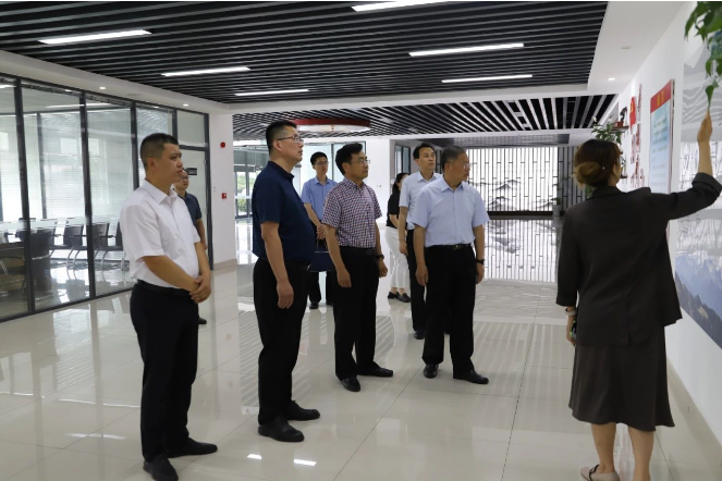 濰坊海關(guān)關(guān)長王波率領(lǐng)調(diào)研團(tuán)隊前往山東美晨工業(yè)集團(tuán)有限公司進(jìn)行考察指導(dǎo)工作。隨行人員還包括高新片區(qū)黨委副書記、主任張崇雨和美晨工業(yè)集團(tuán)有限公司董事長王永剛。