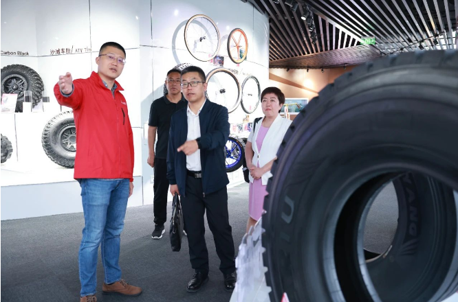 隨后，劉總一行參觀了中策橡膠的未來(lái)工廠，深刻感受到數(shù)字賦能和智慧制造帶來(lái)的新工業(yè)浪潮。