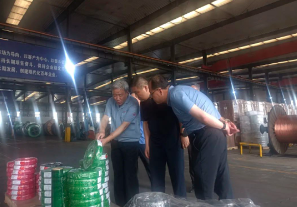 此次視察對(duì)于馬副區(qū)長(zhǎng)等領(lǐng)導(dǎo)來(lái)說(shuō)是一次深入了解即墨地區(qū)數(shù)字裝備產(chǎn)業(yè)現(xiàn)狀與發(fā)展的機(jī)會(huì)。同時(shí)，青纜科技也受益匪淺，通過(guò)與區(qū)領(lǐng)導(dǎo)的溝通交流，進(jìn)一步明確了市場(chǎng)需求和發(fā)展方向，將為即墨市場(chǎng)提供更加優(yōu)質(zhì)的產(chǎn)品和服務(wù)。