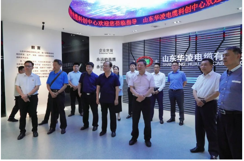 軌道交通集團外部董事楊承林、周有志、王曉軍、李利平、胡安洪，濟南軌道交通集團黨委委員、副總經(jīng)理盧慶亮，資產(chǎn)管理公司副總經(jīng)理劉迎展等蒞臨山東華凌電纜有限公司進(jìn)行調(diào)研交流。這次調(diào)研旨在深入了解華凌電纜在電纜行業(yè)的發(fā)展情況及其在核電、軌道交通、新材料等領(lǐng)域的成就和貢獻(xiàn)。