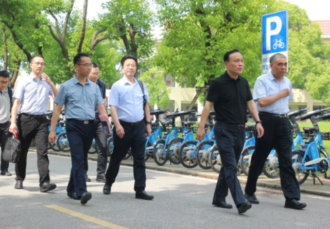 隨后，錢振宇董事長一行在張慶堂院長等人的陪同下參觀了江陰職業(yè)技術學院校園，深入了解了學院的辦學理念和辦學特色。雙方就進一步加強合作進行了深入的洽談。