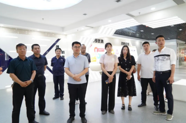 隨后，調(diào)研團一行來到華凌電纜的展廳，工作人員向他們介紹了華凌電纜的發(fā)展歷程、人才培育、產(chǎn)品研發(fā)和企業(yè)榮譽等情況。重點介紹了華凌電纜在核電、軌道交通、艦船、特種裝備和新材料等五大領(lǐng)域所取得的成績和貢獻(xiàn)。據(jù)工作人員介紹，華凌電纜為了解決行業(yè)難點和痛點，引進(jìn)了白俄羅斯國家科學(xué)院的高分子材料技術(shù)，并將其進(jìn)行成果轉(zhuǎn)化和市場化應(yīng)用，從而填補了國產(chǎn)電纜材料在高端技術(shù)和新材料領(lǐng)域的空白。