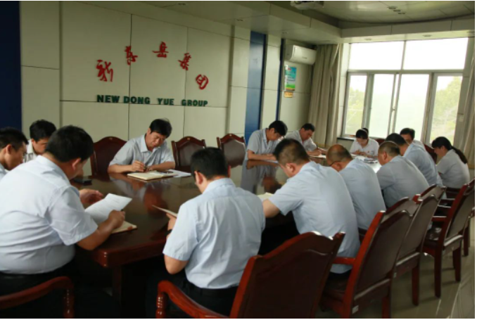 近日，新東岳集團(tuán)召開(kāi)5月份高效運(yùn)營(yíng)工作推進(jìn)會(huì)。會(huì)議由企管部副經(jīng)理鄭文胸主持，旨在通過(guò)統(tǒng)一思想認(rèn)識(shí)，激發(fā)管理干部的干事創(chuàng)業(yè)新活力，助力企業(yè)實(shí)現(xiàn)高效運(yùn)營(yíng)。