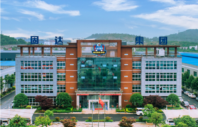 此外，在防火技術(shù)方面，固達(dá)電纜集團(tuán)也進(jìn)行了創(chuàng)新。他們與貴州大學(xué)合作，研發(fā)出了一種名為“礦物質(zhì)柔性防火電纜”的產(chǎn)品，填補(bǔ)了國內(nèi)防火電纜市場(chǎng)的空白。這種電纜采用了無機(jī)礦物材料，即使在高溫燃燒條件下，仍能保持線路的通暢，耐火等級(jí)符合國家標(biāo)準(zhǔn)和英國耐火標(biāo)準(zhǔn)。