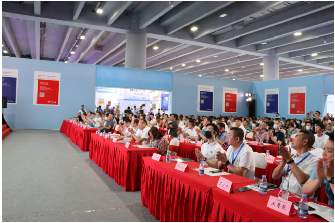 會(huì)上，中國(guó)技術(shù)經(jīng)濟(jì)學(xué)會(huì)副理事長(zhǎng)、企業(yè)標(biāo)準(zhǔn)領(lǐng)跑者工作委員會(huì)主任委員、原中國(guó)標(biāo)準(zhǔn)化研究院院長(zhǎng)馬林聰強(qiáng)調(diào)了廣東線纜行業(yè)的重要性，并呼吁加快培育達(dá)到國(guó)內(nèi)國(guó)際先進(jìn)水平的"廣東標(biāo)準(zhǔn)"和"廣東制造"，以推動(dòng)該行業(yè)的高質(zhì)量發(fā)展。