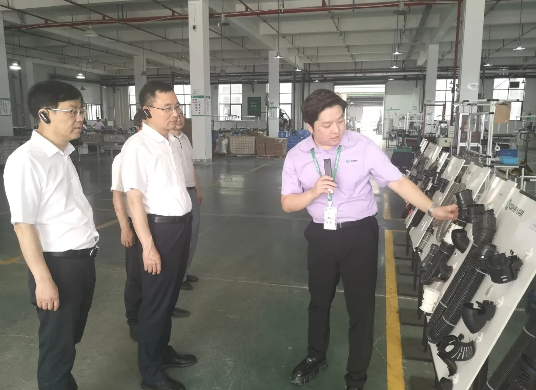 浙江金華市委常委、秘書(shū)長(zhǎng)李雄偉近日帶領(lǐng)市委改革辦、市應(yīng)急管理局、市消防救援支隊(duì)等單位負(fù)責(zé)人到金磐開(kāi)發(fā)區(qū)進(jìn)行調(diào)研。他實(shí)地考察了春光橡塑科技股份有限公司，詳細(xì)了解了該企業(yè)的生產(chǎn)經(jīng)營(yíng)情況，并檢查了安全生產(chǎn)工作。