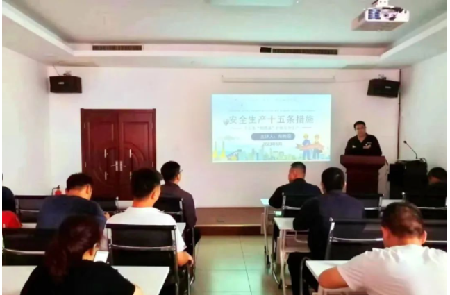 2023年6月是第22個(gè)全國(guó)“安全生產(chǎn)月”，以“人人講安全，個(gè)個(gè)會(huì)應(yīng)急”為主題，為了加強(qiáng)安全生產(chǎn)宣傳，激發(fā)全體員工的安全意識(shí)，邯鄲黑貓?zhí)亢谟邢挢?zé)任公司安全科組織了一場(chǎng)針對(duì)安全生產(chǎn)法律法規(guī)的培訓(xùn)活動(dòng)。