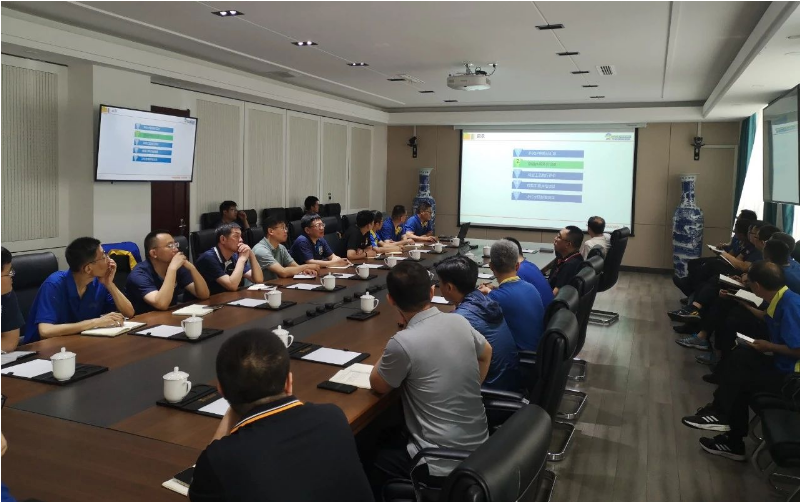 為了貫徹華盛高質(zhì)量發(fā)展的精神，強(qiáng)化品質(zhì)過(guò)程管控，提升品質(zhì)制造能力，華盛橡膠集團(tuán)于3月初開(kāi)始進(jìn)行2023年第一次QMC評(píng)審。該評(píng)審活動(dòng)以技術(shù)研發(fā)中心為依托，各工廠共同參與，經(jīng)過(guò)連續(xù)3個(gè)多月的分組評(píng)審，截至6月12日，第一次QMC評(píng)審圓滿結(jié)束。