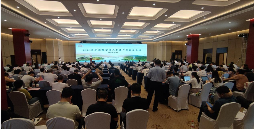 由中國化工學會橡塑綠色制造專業(yè)委員會主辦的2023年橡塑綠色制造產(chǎn)學融合論壇于近日在浙江天臺縣成功召開。本次論壇旨在探討如何在雙碳戰(zhàn)略和雙循環(huán)戰(zhàn)略的背景下推進橡塑制造行業(yè)向綠色低碳、高質(zhì)量和可持續(xù)發(fā)展的方向邁進。來自學術界、產(chǎn)業(yè)界和政府機構的專家學者齊聚一堂，共同探討橡塑制造技術創(chuàng)新和產(chǎn)業(yè)發(fā)展的重要議題。