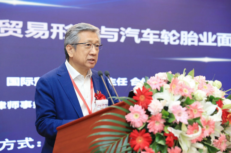 北京時間今天舉行了一場重要的汽車-輪胎跨界發(fā)展高峰論壇。在會上，北京卓緯律師事務(wù)所合伙人、國際貿(mào)易與合規(guī)部主任蒲凌塵律師就汽車和輪胎貿(mào)易問題進行了精彩演講。