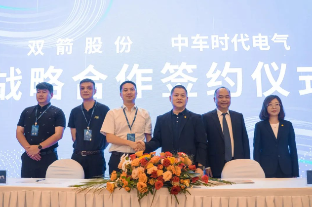 發(fā)布會(huì)上，雙箭股份與中車時(shí)代電氣簽署了戰(zhàn)略合作協(xié)議。作為輸送帶行業(yè)的領(lǐng)頭企業(yè)，雙箭股份專注于輸送技術(shù)的研發(fā)與應(yīng)用，而中車時(shí)代電氣是中國(guó)電氣化鐵路裝備事業(yè)的先行者，致力于推動(dòng)高端裝備產(chǎn)品的智能化發(fā)展。這次戰(zhàn)略合作將為綠色智能運(yùn)輸領(lǐng)域帶來更多機(jī)遇與創(chuàng)新，推動(dòng)行業(yè)向可持續(xù)發(fā)展方向邁進(jìn)。