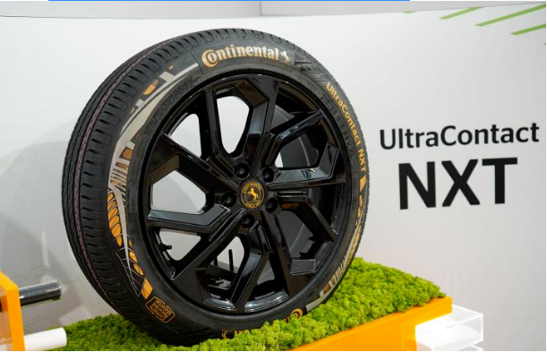 馬牌UltraCo<i></i>ntact NXT輪胎上的特殊標(biāo)志表示其包含可回收材料，其中包括來自廢棄輪胎的再生橡膠、廢鋼中回收的再利用鋼材，以及從PET塑料瓶中回收的高性能聚酯纖維。而ISCC PLUS質(zhì)量平衡認(rèn)證材料則由生物循環(huán)原料制成的可持續(xù)合成橡膠和炭黑構(gòu)成。