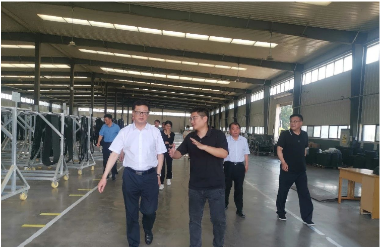 河南省委統(tǒng)戰(zhàn)部副部長(zhǎng)楊三忠來到尉氏縣久龍橡塑有限公司進(jìn)行調(diào)研