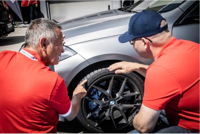 三角輪胎在匈牙利布達(dá)佩斯的亨格羅寧賽道舉辦了一場(chǎng)令人矚目的新品發(fā)布會(huì)，推出了他們最新的超高性能輪胎——EffeXSport TH202。此次發(fā)布會(huì)吸引了來自歐洲的合作伙伴和行業(yè)媒體，共同見證了EffeXSport TH202在亨格羅寧賽道上的出色表現(xiàn)。