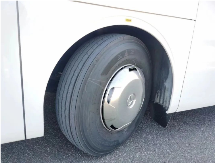 ，三角輪胎為每一輛巴士配備了295/80R 22.5的三角TRC03輪胎，為所有參與發(fā)布會(huì)的合作伙伴和行業(yè)媒體提供了全方位的保障。