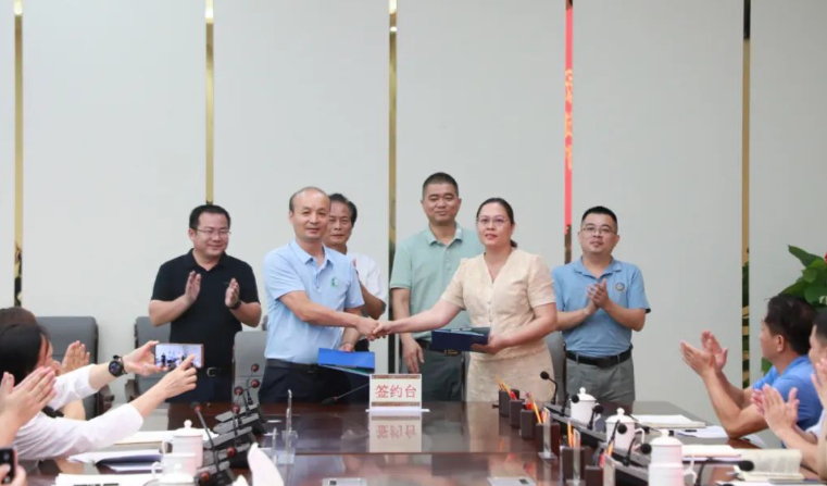 根據(jù)合作協(xié)議，雙方將集中精力研究天然橡膠全產(chǎn)業(yè)鏈的發(fā)展方向、布局和定位，重點關(guān)注生產(chǎn)、加工、保鮮、儲運和品牌等環(huán)節(jié)的關(guān)鍵技術(shù)。此外，他們還將提升一二三產(chǎn)業(yè)的融合發(fā)展水平，為實現(xiàn)可持續(xù)發(fā)展和提高農(nóng)村經(jīng)濟(jì)水平提供支持。