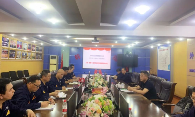 魏明對(duì)韓城黑貓的生產(chǎn)管理、工藝控制和設(shè)備運(yùn)行等方面進(jìn)行了詳細(xì)了解。