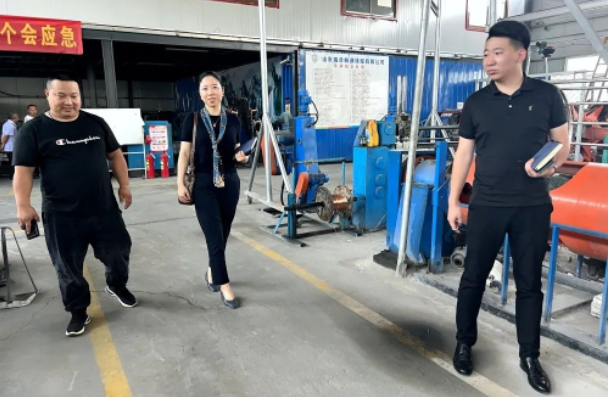 最后，協(xié)會一行人拜訪了山東瑞合暢通線纜有限公司，受到了該公司總經(jīng)理房益濱的熱情接待。