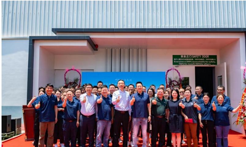 江蘇工廠的投產(chǎn)運(yùn)營標(biāo)志著鵬翎集團(tuán)密封件事業(yè)部邁入了新的發(fā)展階段，為整個(gè)集團(tuán)注入了新的活力。未來，鵬翎集團(tuán)表示將繼續(xù)專注于汽車零部件領(lǐng)域，以先進(jìn)技術(shù)和專業(yè)精神為客戶創(chuàng)造低成本、高性能的價(jià)值。相信在鵬翎集團(tuán)的努力下，江蘇工廠將取得更大的成功，為中國的制造業(yè)發(fā)展貢獻(xiàn)力量。