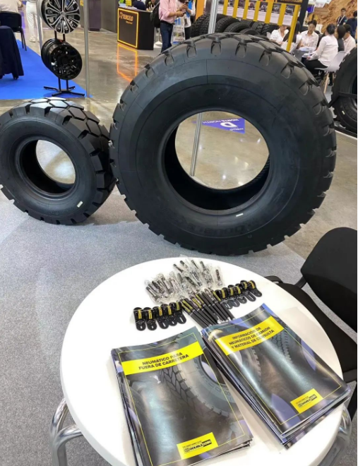 雙錢輪胎表示，他們將借此機(jī)會(huì)繼續(xù)以技術(shù)為支撐、品質(zhì)為基石，以市場需求為導(dǎo)向，并秉持綠色發(fā)展理念。他們將根據(jù)客戶需求調(diào)整產(chǎn)品結(jié)構(gòu)和銷售渠道，推出更加適應(yīng)當(dāng)?shù)芈窙r和市場需求的產(chǎn)品，并致力于提供讓客戶最滿意的服務(wù)。雙錢輪胎期待與客戶共同創(chuàng)造更大的價(jià)值。在巴拿馬輪胎國際展會(huì)上的成功亮相，為雙錢輪胎在拉美市場的發(fā)展奠定了堅(jiān)實(shí)的基礎(chǔ)。