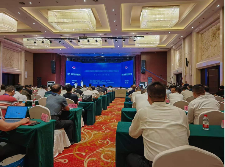 在大會期間，衡水市與中國橡膠工業(yè)協(xié)會簽訂了戰(zhàn)略合作協(xié)議，進(jìn)一步強化雙方之間的合作關(guān)系。同時，景縣與青島科技大學(xué)也簽署了產(chǎn)學(xué)研用戰(zhàn)略合作協(xié)議，雙方將在橡塑高分子材料、液壓增強軟管及其他相關(guān)產(chǎn)品的技術(shù)研發(fā)、成果轉(zhuǎn)化和項目產(chǎn)業(yè)化等方面展開合作。