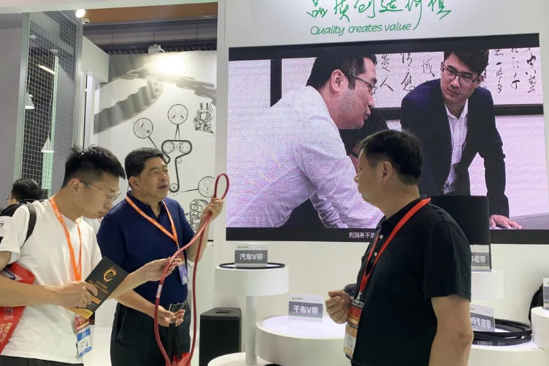 在未來(lái)的發(fā)展中，三力士表示將繼續(xù)秉持"用品質(zhì)創(chuàng)造價(jià)值"的企業(yè)價(jià)值觀，不斷推進(jìn)新產(chǎn)品的研發(fā)。同時(shí)，公司將借此機(jī)會(huì)與同行共同探討行業(yè)轉(zhuǎn)型升級(jí)、企業(yè)發(fā)展以及環(huán)境保護(hù)等議題，為市場(chǎng)提供更卓越的服務(wù)。