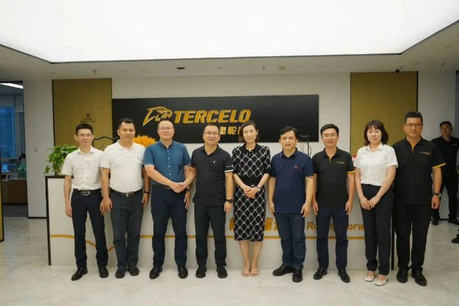 交流結(jié)束后，單奇顏和溫志雄代表雙方簽署了戰(zhàn)略合作協(xié)議，并共同合影留念。通過此次合作，雄鷹輪胎集團和玉柴物流集團將進一步加強合作，共同推動雙方的業(yè)務(wù)發(fā)展和實現(xiàn)更大的成功。