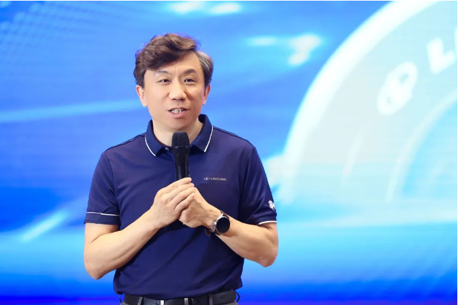 玲瓏輪胎副總裁于航結(jié)合會議主題介紹了他們即將實(shí)施的“四全三新”規(guī)劃。為幫助經(jīng)銷商在市場上取得突破，玲瓏輪胎將從產(chǎn)品、渠道、價(jià)值、品牌四個方面全面布局，注入新的銷售動力，不斷更新產(chǎn)品、渠道和能力，以企業(yè)實(shí)力推動銷售力的提升，進(jìn)而提升企業(yè)整體實(shí)力，形成強(qiáng)大的廠商聯(lián)動服務(wù)市場的模式。