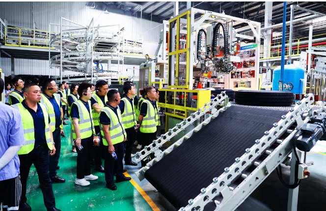 在會議期間，經(jīng)銷商在公司人員的帶領(lǐng)下參觀了生產(chǎn)車間。通過了解貫穿整個生產(chǎn)過程的智能化系統(tǒng)、生產(chǎn)流程的自動化、機(jī)器人系統(tǒng)的便捷化以及檢測系統(tǒng)的精細(xì)化等方面，經(jīng)銷商深刻感受到了智能化工廠的魅力。他們表示，科技對制造業(yè)的驅(qū)動力讓他們對企業(yè)實(shí)力、產(chǎn)品質(zhì)量和雙方的聯(lián)合發(fā)展充滿信心。未來，他們將繼續(xù)跟隨玲瓏輪胎的步伐，不斷探索進(jìn)步，實(shí)現(xiàn)共同提升。