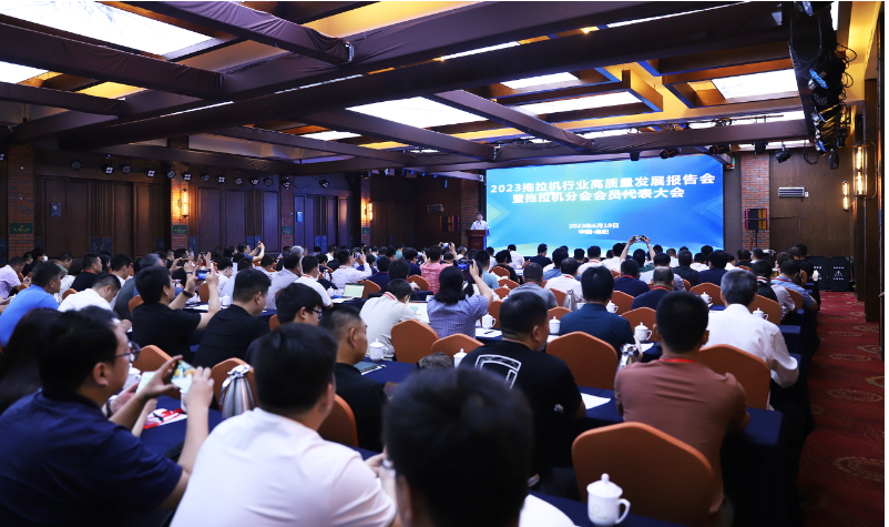 2023拖拉機(jī)行業(yè)高質(zhì)量發(fā)展報告會暨拖拉機(jī)分會會員代表大會在洛陽召開。本次會議由中國農(nóng)業(yè)機(jī)械工業(yè)協(xié)會主辦，吸引了200多位來自中國拖拉機(jī)行業(yè)的骨干企業(yè)、農(nóng)機(jī)及零部件企業(yè)代表參會。作為中國農(nóng)業(yè)胎領(lǐng)域的領(lǐng)先企業(yè)，玲瓏輪胎應(yīng)邀參與了此次盛會。