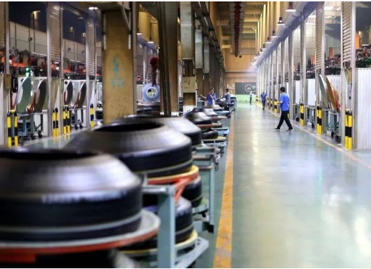 位于山東廣饒經(jīng)濟(jì)開(kāi)發(fā)區(qū)的和達(dá)(山東)橡膠科技有限公司在端午節(jié)期間全力趕制外貿(mào)訂單，工人們主動(dòng)放棄休息時(shí)間，堅(jiān)守崗位，為即將發(fā)往俄羅斯的訂單努力工作。