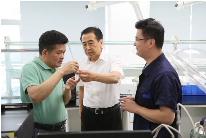 于孟生一行首先參觀了賽輪集團(tuán)的實(shí)驗(yàn)室和科技展廳，深入了解了該集團(tuán)在基礎(chǔ)研究、新材料應(yīng)用、工業(yè)互聯(lián)網(wǎng)和智能制造等領(lǐng)域的努力和取得的成就。參觀過(guò)程中，他們還參觀了賽輪智能制造生產(chǎn)示范線以及賽輪特種胎工廠，對(duì)賽輪集團(tuán)在智能制造和特種胎領(lǐng)域的先進(jìn)技術(shù)和設(shè)施給予了高度贊賞。