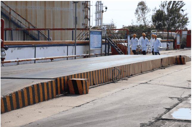 本次演練包含了火警報警、安全警戒、緊急救援和火場滅火等多個應(yīng)急場景。演練過程緊張有序，連貫高效，達到了最佳演練效果。