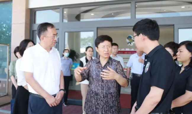 王隨蓮一行在調(diào)研中前往了華盛橡膠集團(tuán)研發(fā)中心，詳細(xì)了解了該企業(yè)的生產(chǎn)經(jīng)營(yíng)情況、技術(shù)特點(diǎn)以及市場(chǎng)應(yīng)用等方面的信息。同時(shí)，她還聽(tīng)取了企業(yè)負(fù)責(zé)人對(duì)于企業(yè)發(fā)展和技術(shù)創(chuàng)新等方面的匯報(bào)。